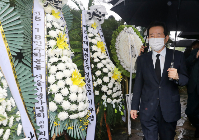 정세균 전 국무총리가 김대중 전 대통령 서거 12주기인 18일 서울 동작구 국립서울현충원 김 전 대통령 묘역에 들어서고 있다. /연합뉴스