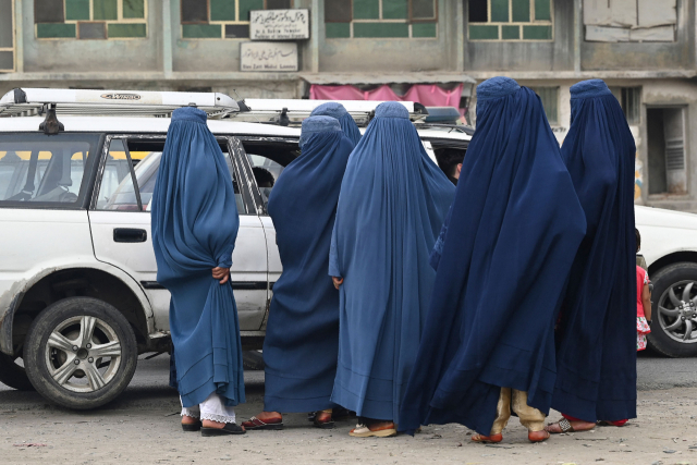 지난달 31일 아프가니스탄 카불 지역에서 부르카를 착용한 여성들이 택시를 기다리고 있다. /AFP연합뉴스