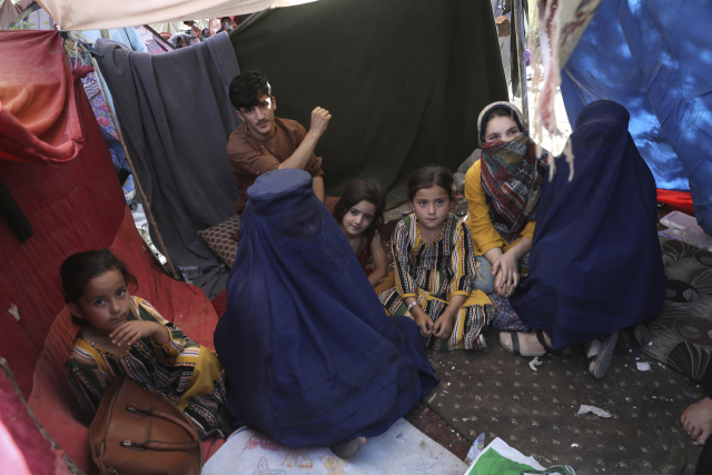 13일 아프가니스탄 카불 지역 학교 교사(왼쪽)가 부르카를 착용하고 있다. /AP연합뉴스
