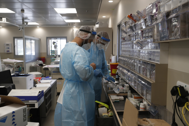 이스라엘 북부 제파트에 있는 한 병원의 신종 코로나바이러스 감염증(코로나19) 집중치료실에서 12일(현지시간) 의료진이 환자 치료를 준비하고 있다. /EPA연합뉴스