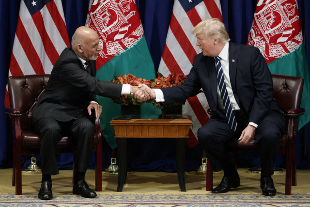 도널드 트럼프(오른쪽) 전 미국 대통령과 아슈라프 가니 아프가니스탄 대통령이 지난 2017년 9월 열린 양국 간 정상회담에서 악수하고 있다. 트럼프 대통령은 이 자리에서 미국 기업의 아프간 희토류 광산 개발에 대해 아프간이 협력하기로 했다고 발표했다. /AP연합뉴스