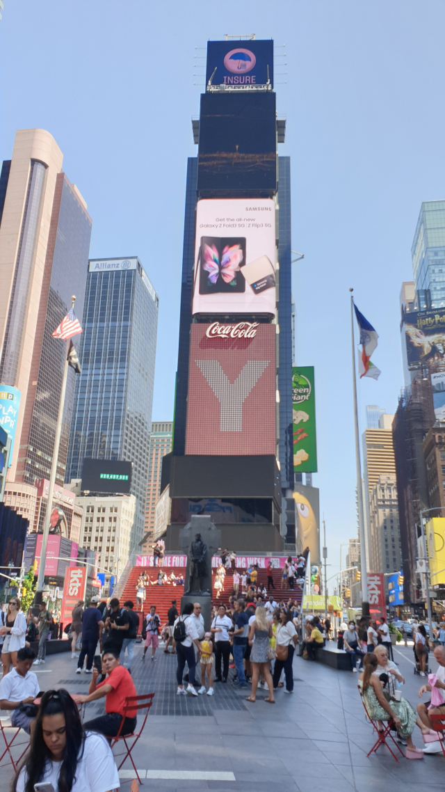 뉴욕 맨해튼 타임스퀘어 앞에 관광객들이 몰려 있다. /뉴욕=김영필특파원