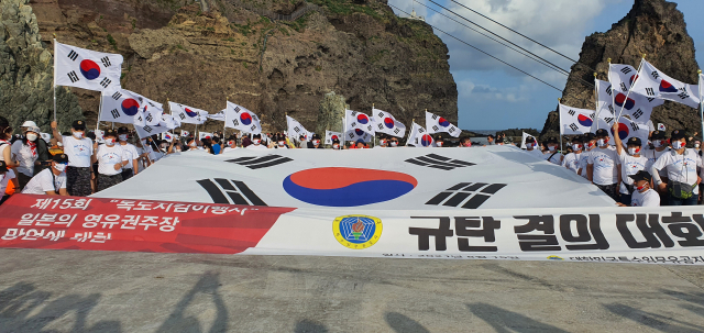 대한민국특수임무유공자회 관계자들이 제76주년 광복절인 15일 독도에서 일본 역사 왜곡 및 독도 영토 주장을 규탄하는 독도 주권 수호 행사를 진행하고 있다. /연합뉴스