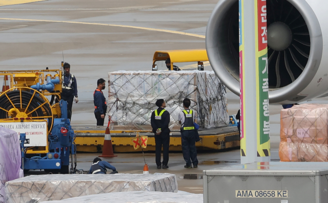 18일 인천국제공항 화물터미널에서 관계자들이 우리 정부가 글로벌 제약사 화이자와 직접 계약한 코로나19 백신 160만1,000회분을 옮기고 있다. /연합뉴스