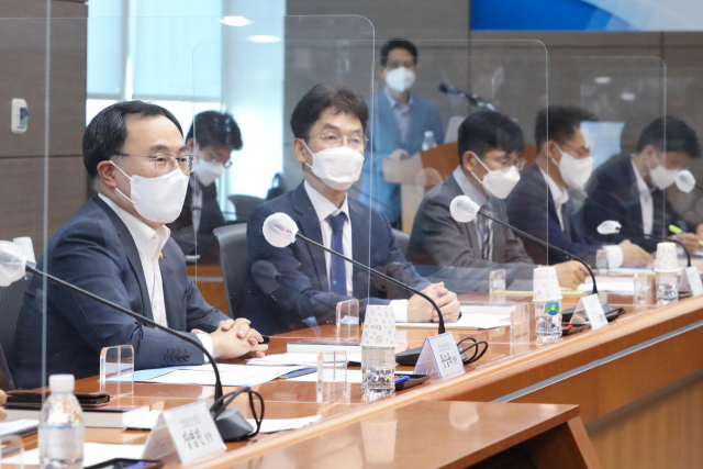 문승욱(왼쪽) 산업통상자원부 장관이 18일 서울 강남구 한국기술센터에서 열린 R&D 전략회의에서 모두 발언을 하고 있다. /사진제공=산업통상자원부