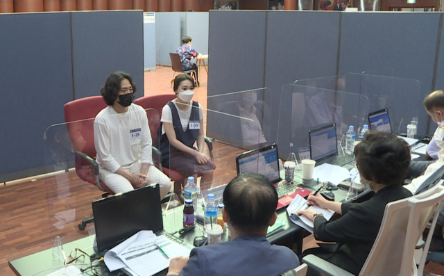 청년 스마일 프로젝트에 지원한 참가자가 제너시스 비비큐 경기도 이천 치킨대학에서 면접을 보고 있다./사진 제공=제너시스 BBQ