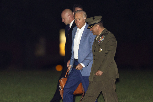 17일(현지 시간) 조 바이든(가운데) 미국 대통령이 캠프데이비드 별장을 떠나 워싱턴DC에 도착하고 있다. /AP연합뉴스