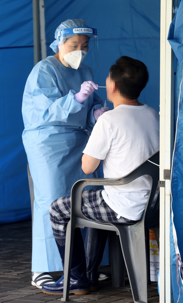 '찾아가는 선별진료소'에서 한 시민이 검사를 받고 있다./연합뉴스