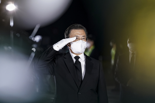 문재인 대통령이 15일 서울공항에서 홍범도 장군의 유해가 실린 차량을 향해 거수경례를 하고 있다. /연합뉴스
