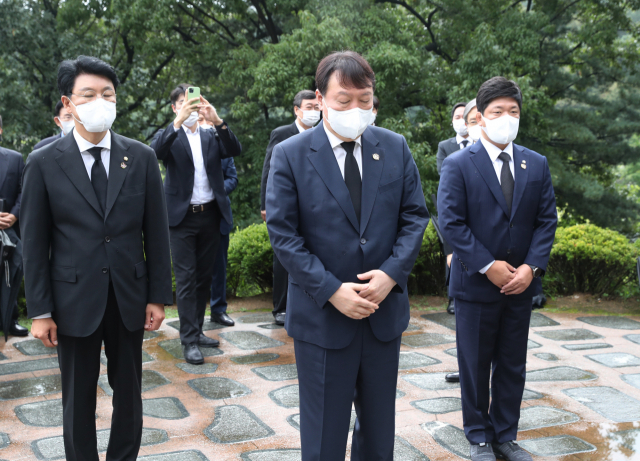 국민의힘 윤석열 대선 예비후보가 김대중 전 대통령 서거 12주기인 18일 서울 동작구 국립서울현충원을 방문, 김 전 대통령 묘역을 참배하고 있다. /연합뉴스