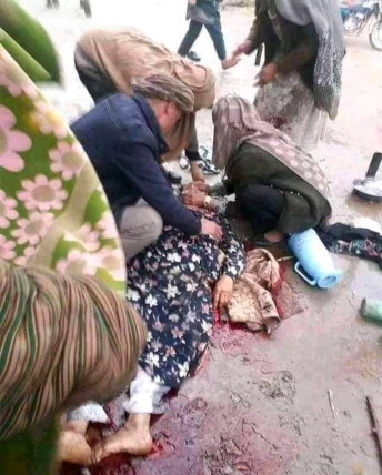 폭스뉴스는 17일(현지시간) 아프가니스탄 북부 타카르주의 주도 탈로칸에서 한 여성이 부르카를 쓰지 않았다는 이유로 탈레반의 총격을 받고 사망했다고 보도했다. 숨진 여성의 주변에 그녀의 가족들과 이웃들이 앉아 있다./폭스뉴스 캡처
