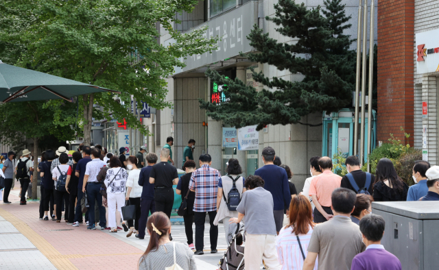 코로나19 4차 대유행이 지속되는 가운데 지난 9일 서울 노원구 서울북부고용센터 앞에서 시민들이 실업급여 신청을 위해 길게 줄지어 서 있다. 고용보험기금으로 지급하는 실업급여 지급액은 7월 1조 393억 원으로 6개월 연속 1조 원을 넘었다./연합뉴스