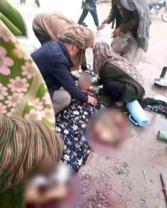 폭스뉴스는 18일 아프가니스탄 북부 타카르주의 주도 탈로칸에서 한 여성이 부르카를 쓰지 않았다는 이유로 탈레반의 총격을 받고 사망했다고 보도했다. 숨진 여성의 주변에 그녀의 가족들과 이웃들이 앉아 있다./폭스뉴스 캡처