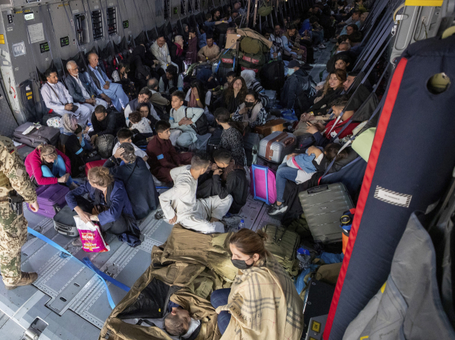 17일(현지시간) 아프가니스탄 수도 카불 공항에서 이륙 준비 중인 독일군 수송기 안에 아프간을 탈출하려는 독일인들과 아프간인들이 빼곡히 앉아 있다. /AP연합뉴스