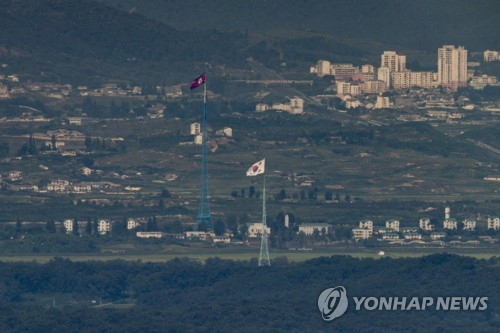 한미연합훈련이 진행 중인 지난 17일 경기도 파주시 접경지역에서 바라본 서부전선 비무장지대(DMZ)에서 남한 대성동 태극기와 북한 기정동 인공기가 펄럭이고 있다. /연합뉴스