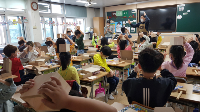 경남 거창군 창동초등학교 학생들이 목공체험 수업을 하고 있다. 사진제공=산림청