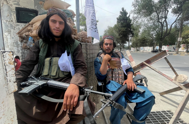 17일(현지 시간) 아프가니스탄 수도 카불에서 무장한 탈레반 대원들이 길가에 앉아 있다. /로이터연합뉴스