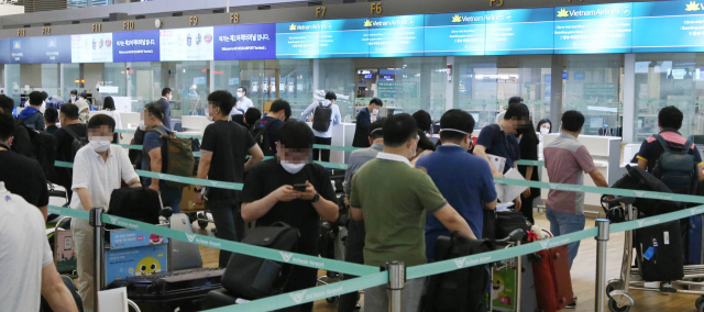 인천공항에서 베트남 특별입국을 통해 베트남으로 출국하려는 기업인들이 순서를 기다리고 있다. 대한상의는 현재까지 총 2,091개 기업 필수인력 및 가족 4,453명이 특별입국 프로그램을 통해 베트남을 향했으며, 작년 4월 29일 1차 방문을 시작으로 이번 출장단까지 총 23차례 입국절차가 진행됐다고 19일 밝혔다./서울경제DB