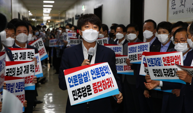 이준석 국민의힘 대표가 19일 서울 여의도 국회 문화체육관광위원회 앞에서 언론중재법 개정안을 규탄하고 있다. 언론사에 '징벌적 손해배상'을 적용하는 언론중재법 개정안은 이날 전체회의에서 여당 단독으로 처리됐다. /국회사진기자단