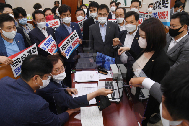 국민의힘 의원들이 19일 서울 여의도 국회 문화체육관광위원회 전체회의에서 언론중재법 개정안을 통과시키려는 도종환 위원장의 회의 진행를 막아서고 있다. /성형주 기자