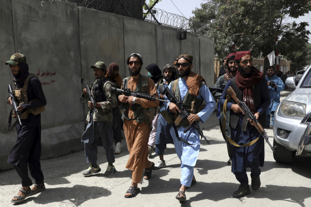 아프가니스탄을 장악한 이슬람 무장세력 탈레반 병사들이 18일(현지시간) M16 소총 등 미제 무기를 들고 수도 카불의 와지르 아크바르 칸 지역을 순찰하고 있다./AP연합뉴스