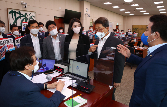 19일 국회 문화체육관광위원회에서 이달곤(오른쪽 두번째) 국민의힘 의원이 언론중재법 개정안 처리를 앞둔 도종환 위원장의 회의 진행을 막고 있다. /성형주 기자