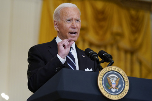 조 바이든 미국 대통령이 18일(현지 시간) 백악관에서 코로나19 확산과 관련해 부스터샷을 실시한다고 밝히고 있다. /AP연합뉴스