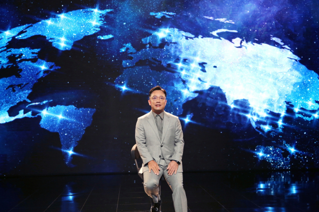 김택진 엔씨소프트(NC) 대표가 19일 열린 글로벌 온라인 쇼케이스 ‘더 월드’에서 신작 리니지W를 소개하고 있다./사진 제공=엔씨소프트