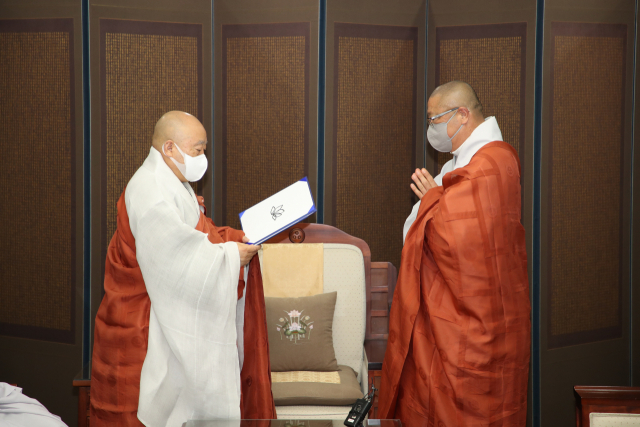 원경(사진 오른쪽)스님이 원행스님으로부터 마곡사 주지 임명장을 받고 있다./사진제공=조계종