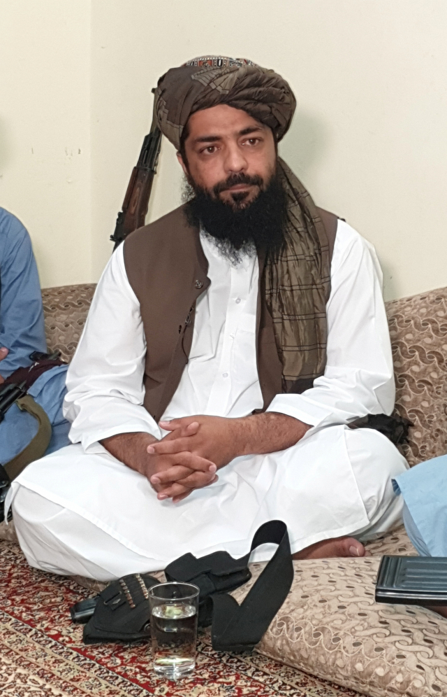 탈레반 고위 인사인 와히둘라 하시미가 17일(현지 시간) 미 로이터 통신과 인터뷰하고 있다. 그는 이날 “탈레반 정권은 민주주의가 아니라 이슬람 율법(샤리아법) 하에 아프간을 통치할 것”이라고 강조했다. /로이터연합뉴스