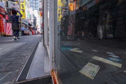 5일 서울 중구 명동 거리의 한 폐업 매장 바닥에 전기세 고지서와 대출 전단지 등이 놓여 있다./ 연합뉴스