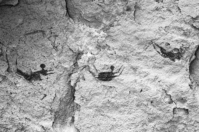이집트 남서부 사막의 와디수라 동굴에서 발견된 ‘헤엄치는 사람들’ 벽화는 8,000년 전 그려진 것으로 추정된다./사진=미래의 창(롤랜드 웅거)