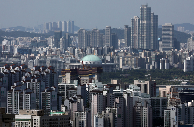 19일 남산에서 바라본 서울 시내 모습. 국회 주위로 아파트가 보인다. 이날 국회 기획재정위원회는 1가구 1주택자의 종합부동산세 과세 기준선을 9억원에서 11억원으로 일괄 상향했다. 한국부동산원 통계 기준으로 지난달 서울 평균 아파트값은 11억930만원이다./연합뉴스