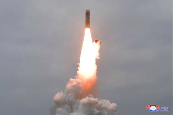 북한이 2019년 10월 신형 잠수함발사탄도미사일(SLBM) ‘북극성-3형’을 성공적으로 시험발사했다며 방영한 방송화면. /조선중앙통신=연합뉴스