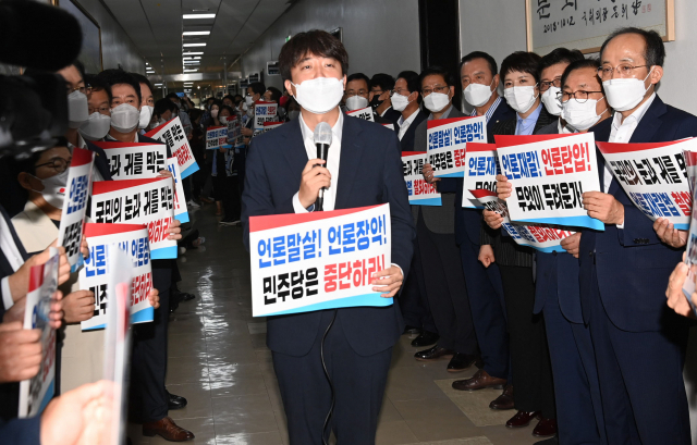 이준석(가운데) 국민의힘 대표와 의원들이 19일 서울 여의도 국회 문화체육관광위원회 앞에서 더불어민주당의 언론중재법 개정 시도에 대해 규탄하고 있다. /성형주 기자