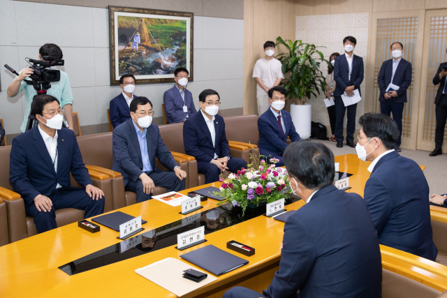 허성무 창원시장이 19일 국토교통부를 찾아 동남권 균형발전을 앞당기고 도시경쟁력을 강화할 지역 주요현안 해결을 위해 지원해 줄 것을 건의했다. /사진제공=창원시