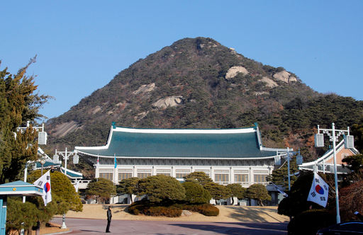 靑 '확진자 안 줄어 거리두기 철저히 이행...백신 접종률 향상에 집중'