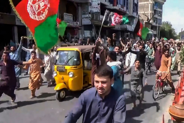 아프가니스탄 동부 대도시 잘랄라바드에서 18일(현지시간) 주민들이 국기를 들고 탈레반에 반대하는 시위를 벌이고 있다. /AFP연합뉴스