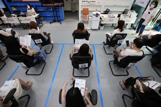 예방접종센터에서 시민들이 백신 접종을 마친 뒤 이상반응 관찰을 위해 기다리고 있다./연합뉴스