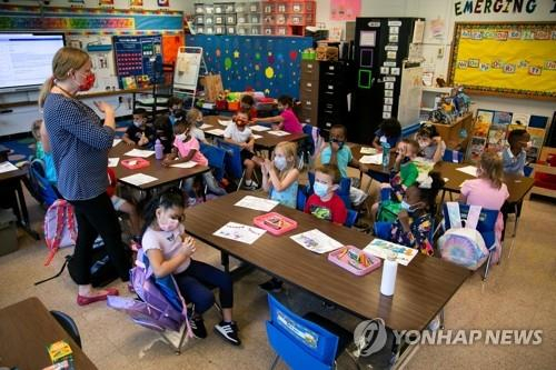 미국 켄터키주 루이빌의 와일더 초등학교에서 개학 첫날인 11일(현지시간) 교사와 학생들이 마스크를 쓰고 수업하고 있다. /로이터연합뉴스