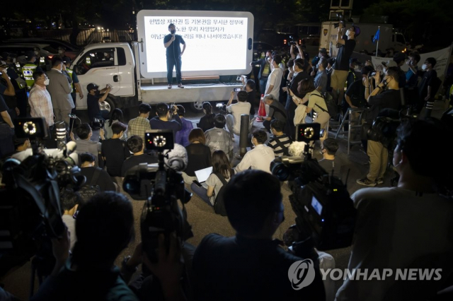 '9시까지 영업 제한' 저항하는 자영업자들...'정부규탄 차량시위 불사'