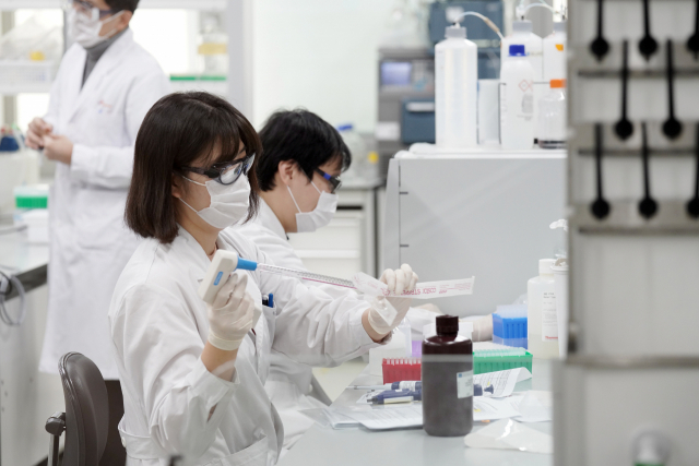 지난해 10월 경기 성남의 SK바이오시언스 실험실에서 백신을 개발하는 연구원들의 모습. /연합뉴스