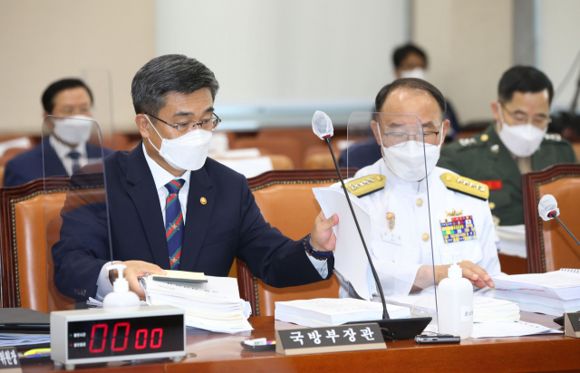 서욱(왼쪽) 국방부 장관과 부석종 해군 참모총장이 20일 오전 서울 여의도 국회에서 열린 국방위원회 전체회의에 출석하고 있다./성형주 기자