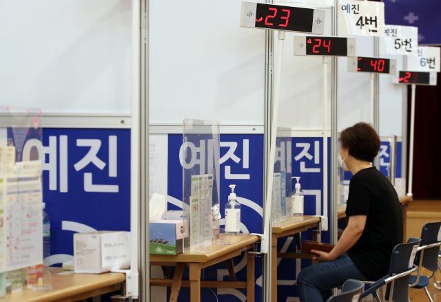 예방접종센터에서 한 시민이 백신 접종에 앞서 예진을 받고 있다./연합뉴스