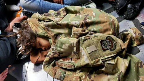 군복을 덮고 잠든 아프간 아이. /로이터연합뉴스