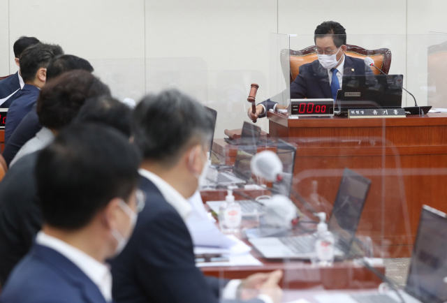 유기홍 국회 교육위원장이 지난 19일 서울 여의도 국회에서 열린 교육위원회 전체회의에서 의사봉을 두드리고 있다. /연합뉴스