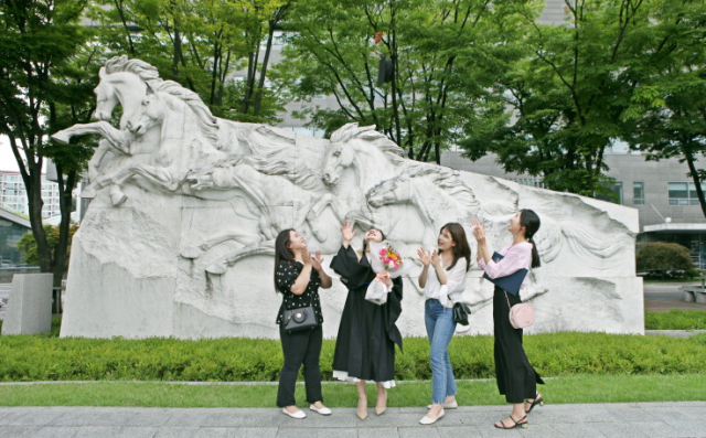 숭실대 2020학년도 후기 대학원 학위수여식이 열린 20일 졸업생들이 서울 동작구 캠퍼스에서 졸업을 기념하고 있다./사진=숭실대