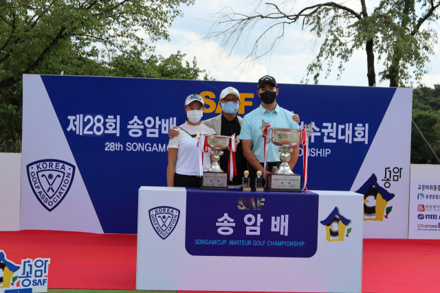 20일 송암배 시상식에서 포즈 취하는 나은서(왼쪽부터), 우기정 송암재단 이사장, 최영준. /사진 제공=대구CC