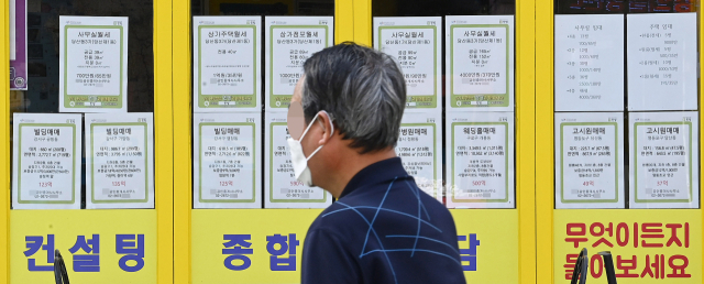 서울 시내 한 중개업소에 상가와 점포·사무실 등 상업 시설 물건이 가득 게시된 반면 아파트 매매·전세 물건은 단 한 건도 게시돼 있지 않다./오승현 기자