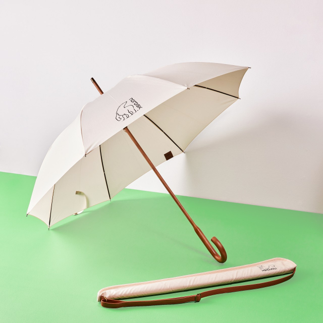 파리바게뜨가 북유럽 캠핑 브랜드 노르디스크와 협업한 나무 우산./사진 제공=파리바게뜨